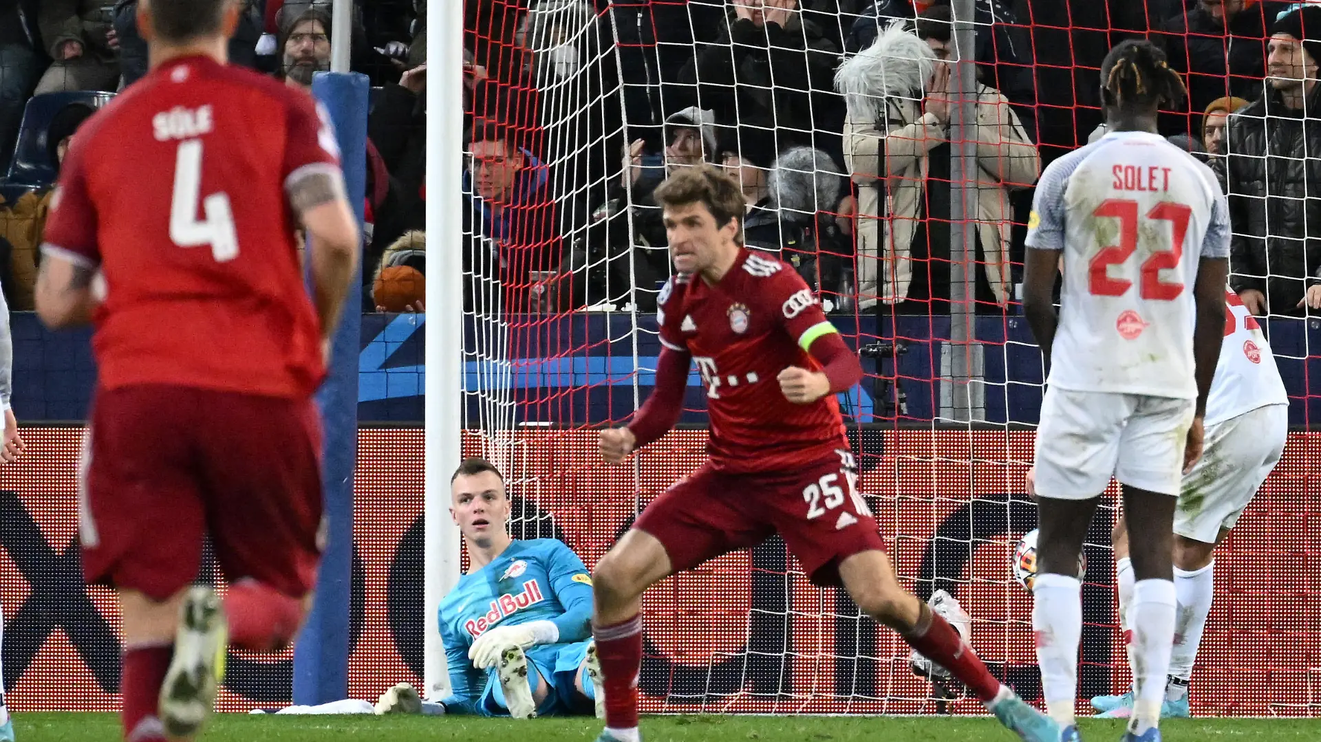 ABD0306_20220216 - SALZBURG - ÖSTERREICH: (v.l.) Niklas Süle (FC Bayern München), Philipp Köhn (FC Salzburg),Thomas Müller (FC Bayern München) nach dem 1:1 beim UEFA Champions League-Achtelfinale Spiel FC Salzburg gegen FC Bayern München am Mittwoch, 16. Februar 2022, in Salzburg. - FOTO: APA/BARBARA GINDL - 20220217_PD0006