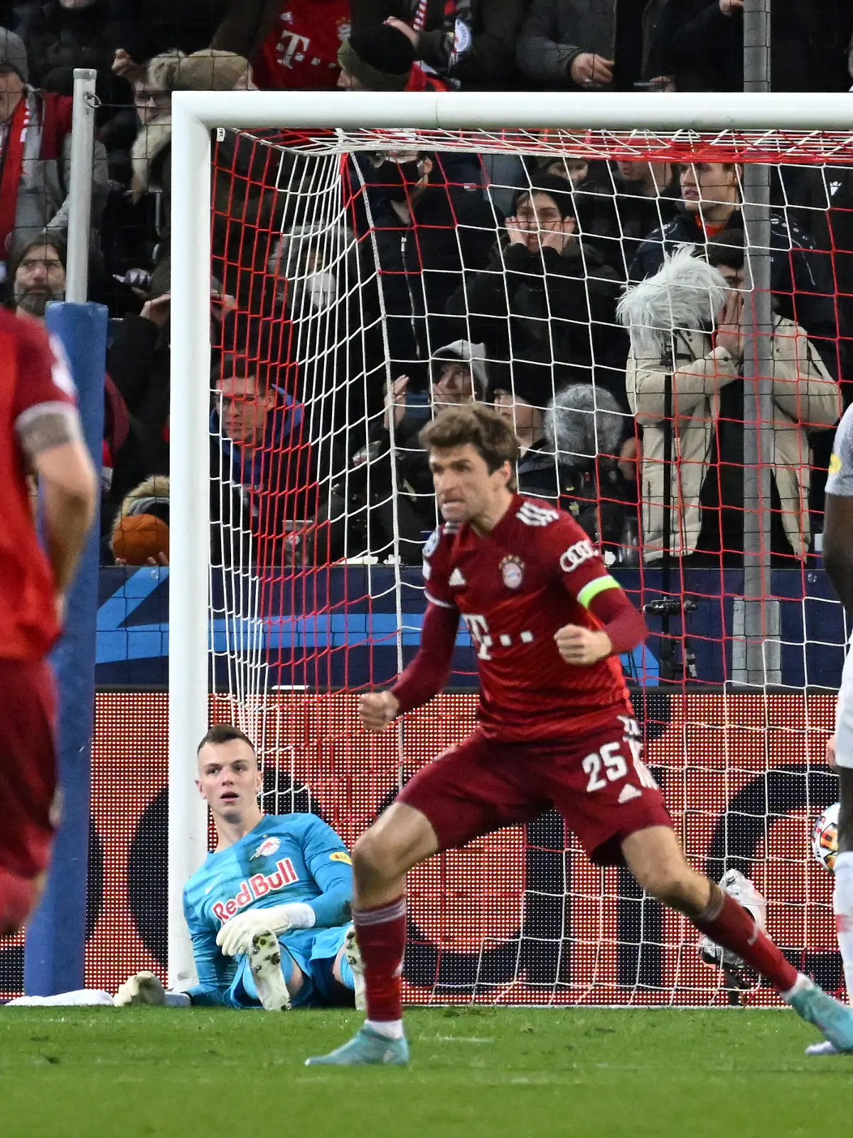 ABD0306_20220216 - SALZBURG - ÖSTERREICH: (v.l.) Niklas Süle (FC Bayern München), Philipp Köhn (FC Salzburg),Thomas Müller (FC Bayern München) nach dem 1:1 beim UEFA Champions League-Achtelfinale Spiel FC Salzburg gegen FC Bayern München am Mittwoch, 16. Februar 2022, in Salzburg. - FOTO: APA/BARBARA GINDL - 20220217_PD0006