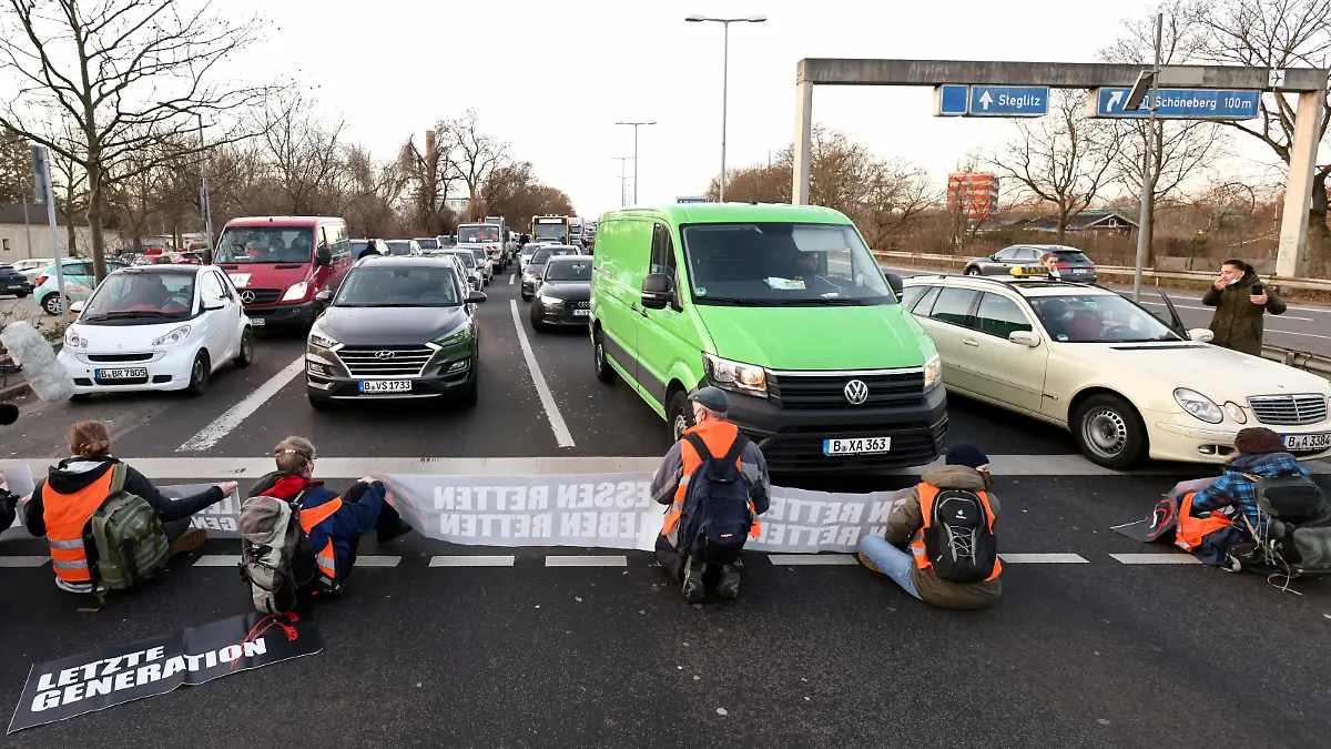"Letzte Generation" (Last Generation) activists block the exit of a highway to protest against food waste and in support of an agricultural change to reduce greenhouse gas emissions, in Berlin, Germany, February 14, 2022. REUTERS/Christian Mang