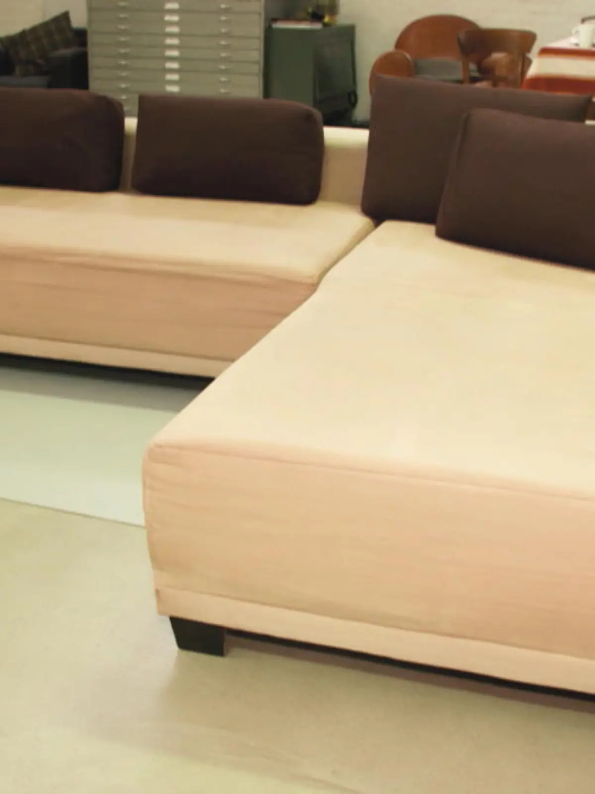 Werden die Flecken zu viel, ist aber auch das unempfindlichste Sofa nicht mehr zu retten und muss entsorgt werden? Nicht unbedingt! Mit den richtigen Reinigern sieht ein verschmutztes Sofa im Nu wieder wie neu aus.