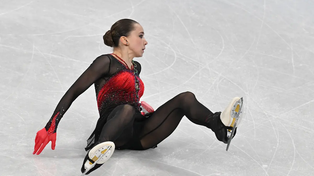17.02.2022, China, Peking: Olympia, Eiskunstlauf, Einzel, Damen, Kür im Hauptstadt-Hallenstadion. Kamila Walijewa vom Russischen Olympischen Komitee fällt aufs Eis. Foto: Peter Kneffel/dpa +++ dpa-Bildfunk +++