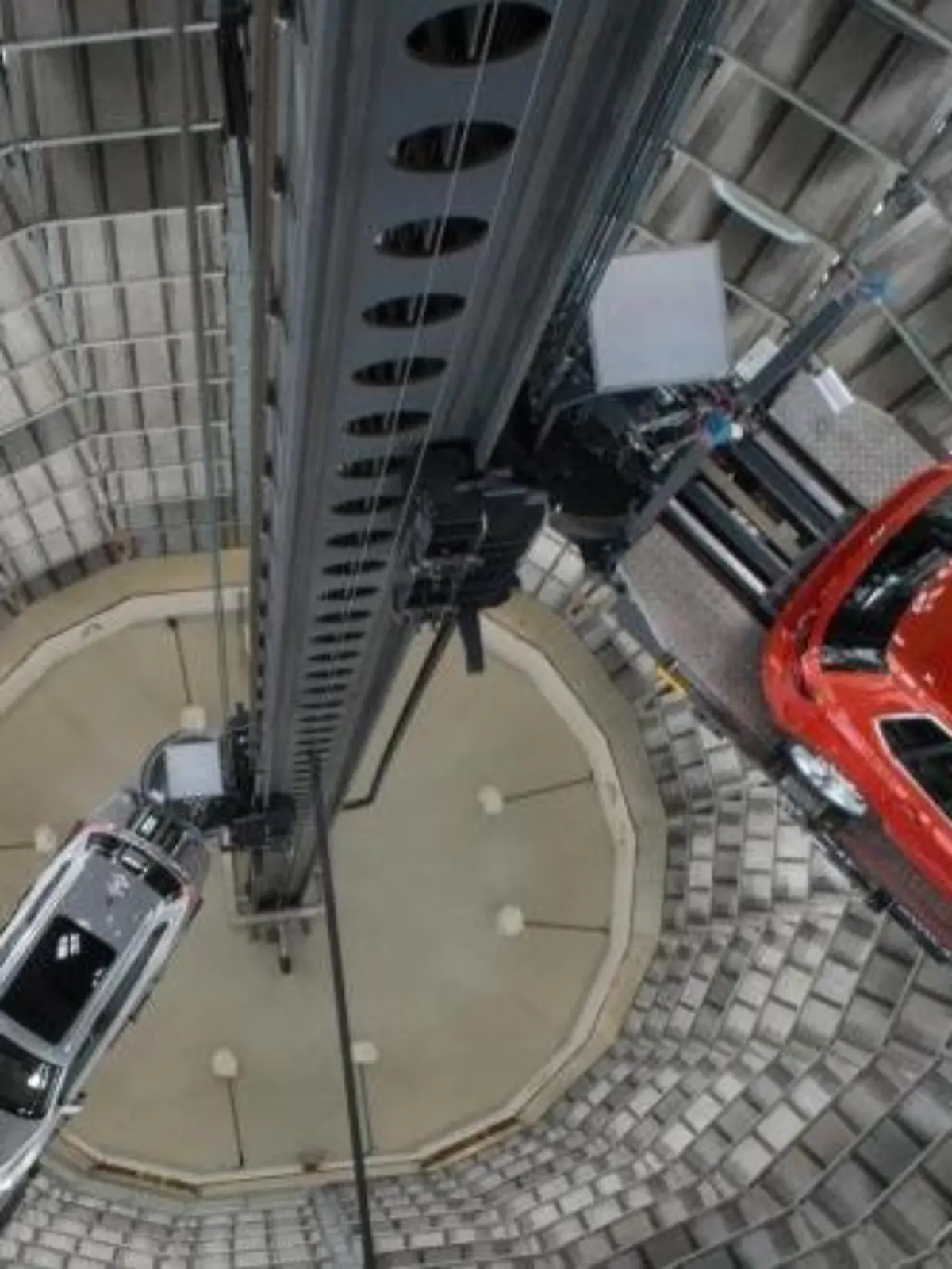 Autos in einem der Autotürme der Autostadt in Wolfsburg: Das deutsche Bruttoinlandsprodukt stieg im vierten Quartal gegenüber dem Vorquartal um 0,3 Prozent. Foto: Jochen Lübke