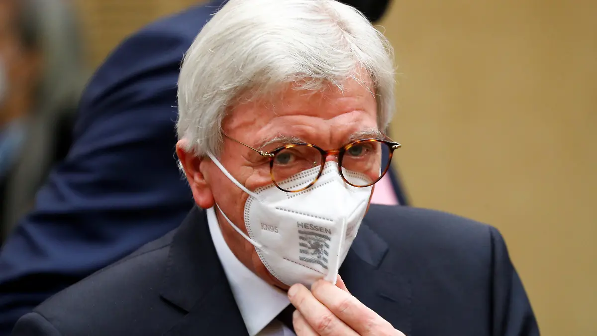 ARCHIV - 12.02.2021, Berlin: Volker Bouffier (CDU), Ministerpräsident von Hessen, mit einem Mund-Nasen-Schutz. Bouffier will den Bürgern mit einem Vier-Stufen-Plan eine Perspektive in der Corona-Pandemie geben. (zu dpa "Hessen will mehr Kontakte zulassen und Läden mit Anmeldung öffnen") Foto: Fabrizio Bensch/Reuters/Pool/dpa +++ dpa-Bildfunk +++