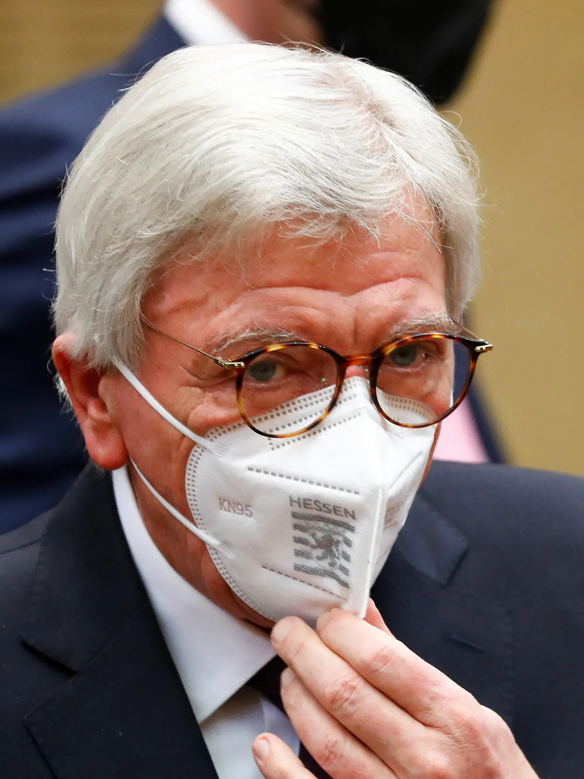 ARCHIV - 12.02.2021, Berlin: Volker Bouffier (CDU), Ministerpräsident von Hessen, mit einem Mund-Nasen-Schutz. Bouffier will den Bürgern mit einem Vier-Stufen-Plan eine Perspektive in der Corona-Pandemie geben. (zu dpa "Hessen will mehr Kontakte zulassen und Läden mit Anmeldung öffnen") Foto: Fabrizio Bensch/Reuters/Pool/dpa +++ dpa-Bildfunk +++