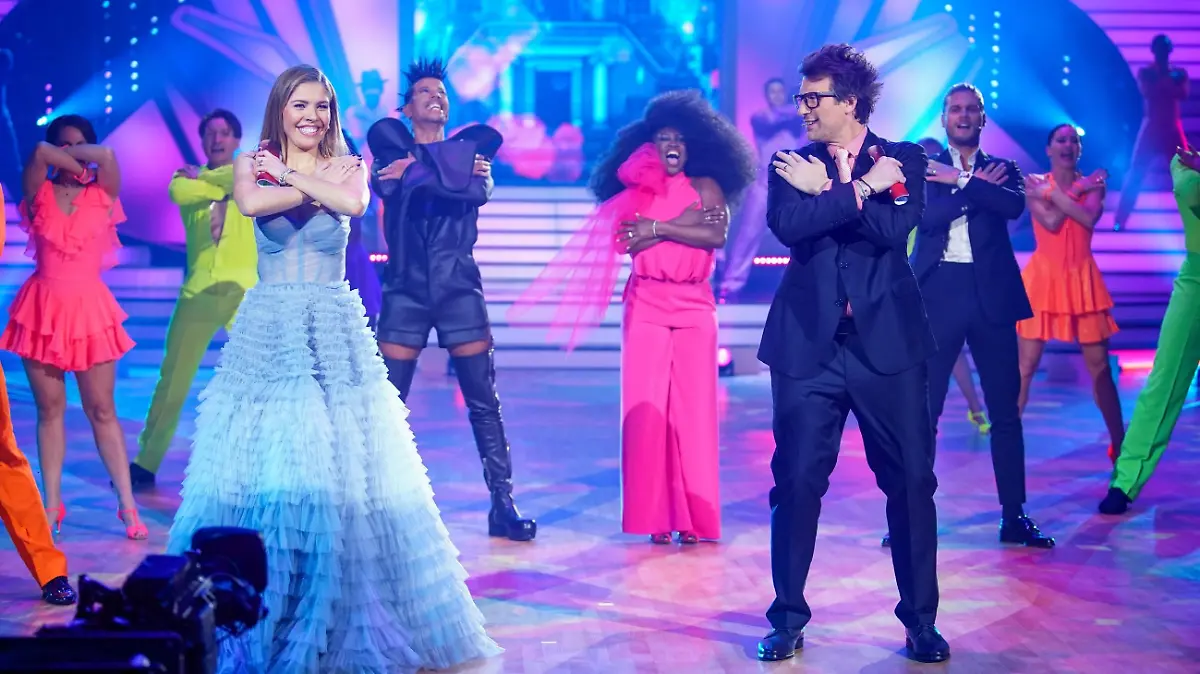 Die Moderatoren Victoria Swarovski und Daniel Hartwich. Im Hintergrund die Jury mit Jorge González (l.), Motsi Mabuse und Rúrik Gíslason der den positiv getesteten Joachim Llambi vertrat.

Die Verwendung des sendungsbezogenen Materials ist nur mit dem Hinweis und Verlinkung auf RTL+ gestattet.