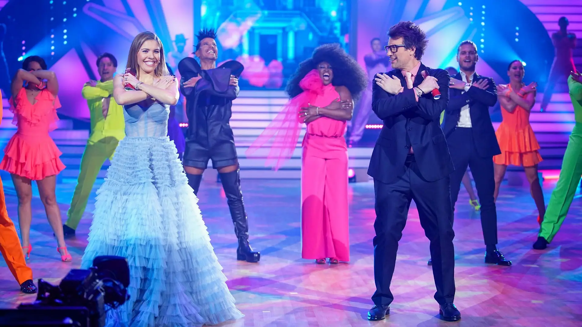 Die Moderatoren Victoria Swarovski und Daniel Hartwich. Im Hintergrund die Jury mit Jorge González (l.), Motsi Mabuse und Rúrik Gíslason der den positiv getesteten Joachim Llambi vertrat.
Die Verwendung des sendungsbezogenen Materials ist nur mit dem Hinweis und Verlinkung auf RTL+ gestattet.