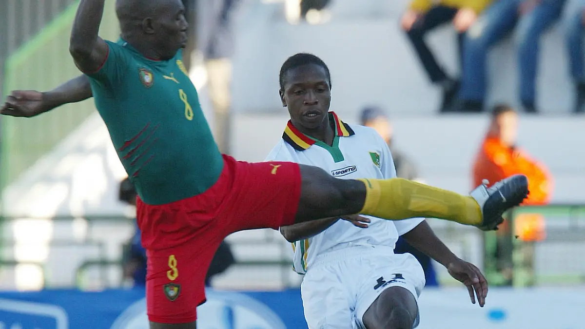 Football - Africa Cup of Nations 2004 Finals - Group C - Zimbabwe v Cameroon - Sfax - Tunisia. Zimbabwe's Charles Yohane, Cameroon's Geremi Njitap during the 2004 Africa Cup of Nations Afcon Group C football match between Zimbabwe and Cameroon in Sfax, Tunisia on 29 January 2004 ©Gavin Barker/BackpagePix URN:43176561