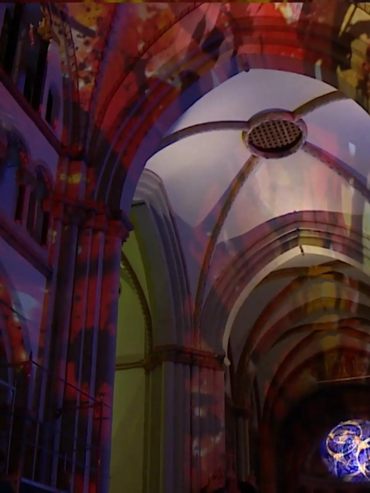 Bild zu: "Installation im Bonner Münster"