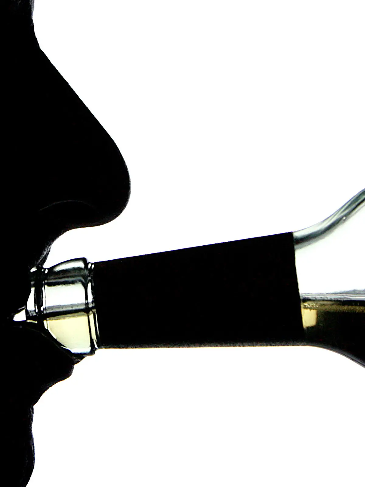 ARCHIV - ILLUSTRATION - Die Silhouette eines Alkohol trinkenden Jugendlichen, aufgenommen am 16.04.2007. Foto: Arno Burgi/dpa (zu dpa «Alkohol am Arbeitsplatz belasten Unternehmen» vom 14.02.2014) +++(c) dpa - Bildfunk+++