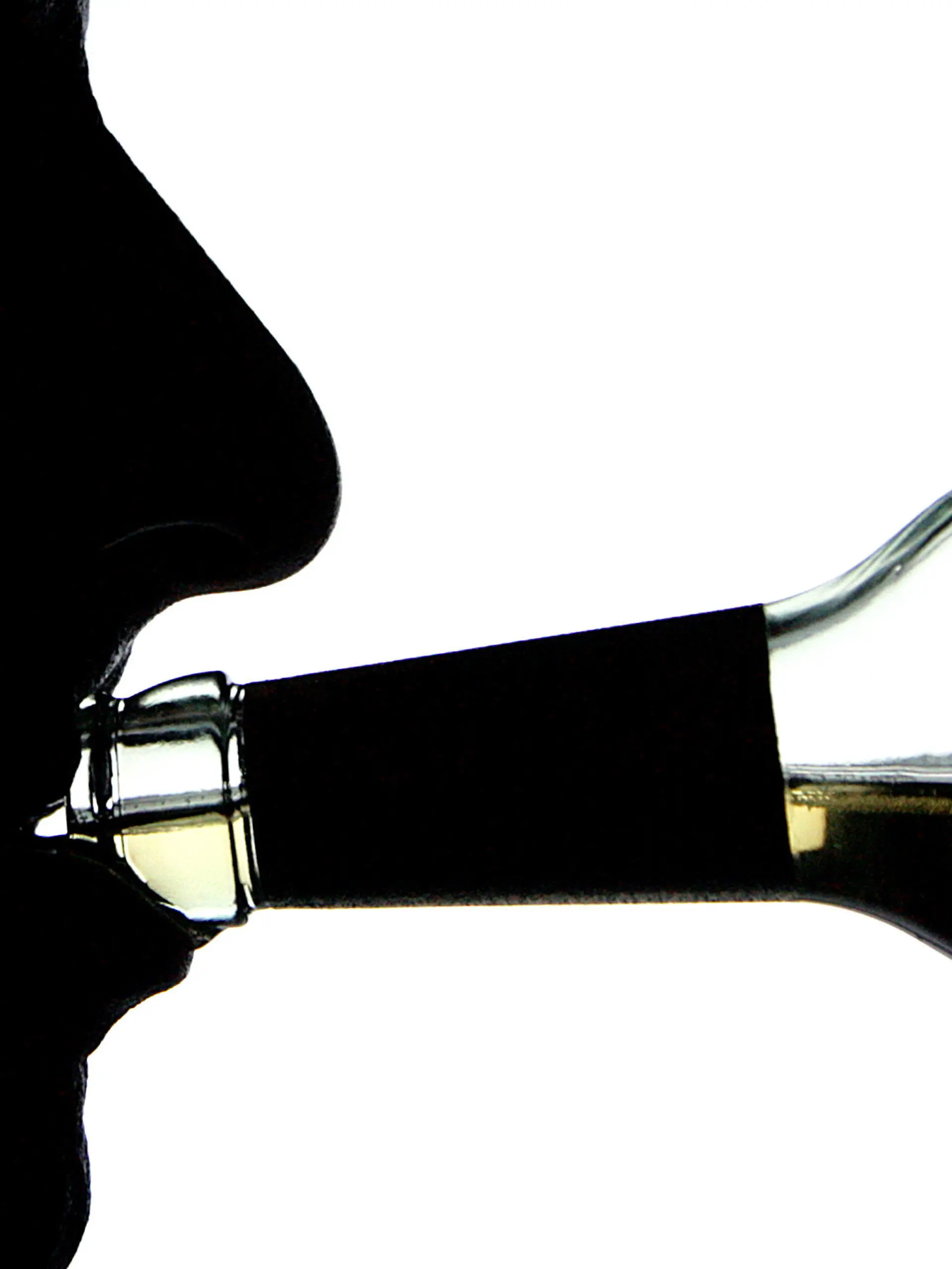 ARCHIV - ILLUSTRATION - Die Silhouette eines Alkohol trinkenden Jugendlichen, aufgenommen am 16.04.2007. Foto: Arno Burgi/dpa (zu dpa «Alkohol am Arbeitsplatz belasten Unternehmen» vom 14.02.2014) +++(c) dpa - Bildfunk+++