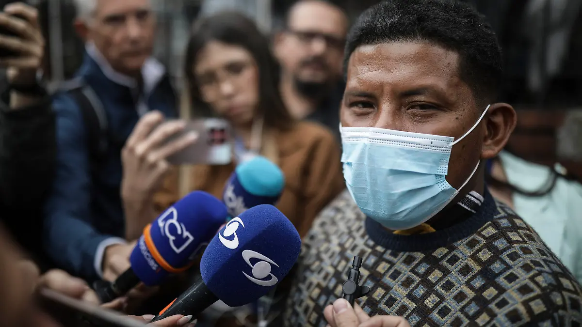 11.06.2023, Kolumbien, Bogota: Manuel Ranoque, Vater der indigenen Kinder, die einen Flugzeugabsturz im Amazonasgebiet überlebten, spricht vor dem Eingang des Militärkrankenhauses, in dem die Kinder medizinisch versorgt werden, mit Journalisten. Nach der Rettung seiner vier Kinder aus dem Regenwald im Süden von Kolumbien hat der Vater der Geschwister von Morddrohungen durch eine Splittergruppe der Guerillaorganisation Farc berichtet. Foto: Ivan Valencia/AP/dpa +++ dpa-Bildfunk +++
