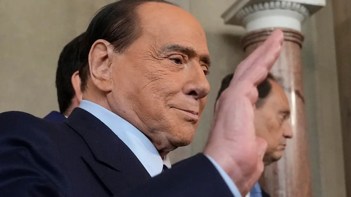 ARCHIV - 21.10.2022, Italien, Rom: Silvio Berlusconi, ehemaliger Ministerpräsident von Italien, winkt Journalisten, während er den Präsidentenpalast Quirinale verlässt. Berlusconi befindet sich für geplante Untersuchungen im Krankenhaus. Foto: Gregorio Borgia/AP/dpa +++ dpa-Bildfunk +++