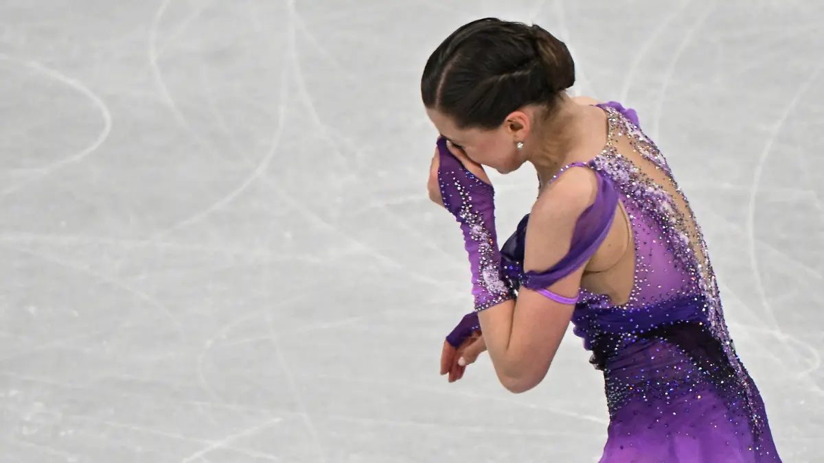 15.02.2022, China, Peking: Olympia, Eiskunstlauf, Damen, Kurzprogramm im Hauptstadt-Hallenstadion. Kamila Walijewa vom Russischen Olympischen Komitee reagiert nach ihrem Auftritt. Foto: Peter Kneffel/dpa +++ dpa-Bildfunk +++