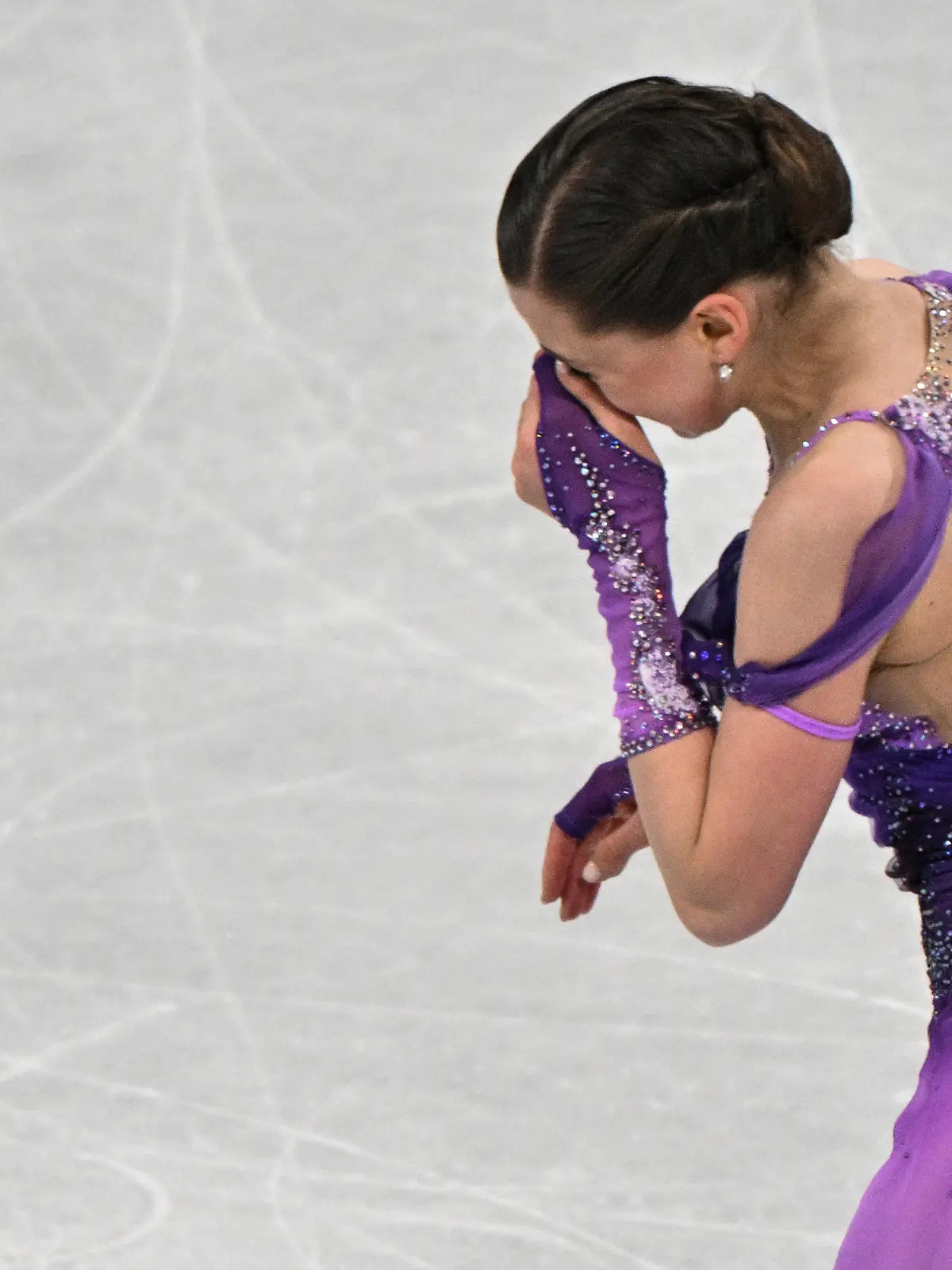 15.02.2022, China, Peking: Olympia, Eiskunstlauf, Damen, Kurzprogramm im Hauptstadt-Hallenstadion. Kamila Walijewa vom Russischen Olympischen Komitee reagiert nach ihrem Auftritt. Foto: Peter Kneffel/dpa +++ dpa-Bildfunk +++