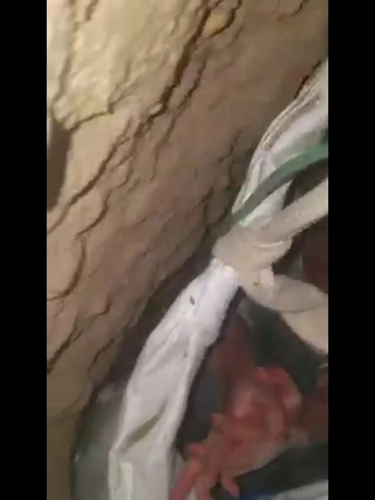 Ein kleiner Junge ist in Afghanistan in einen Brunnen gefallen