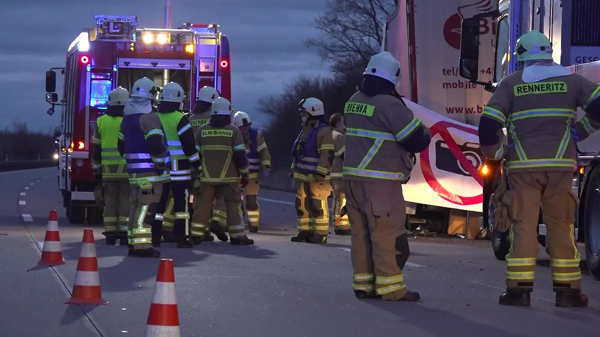 Die Feuerwehr sichert die Unfallstelle auf der A9