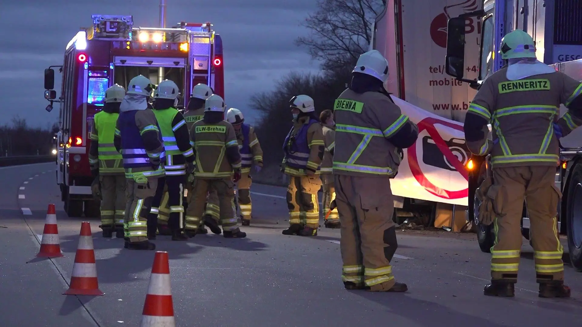 Die Feuerwehr sichert die Unfallstelle auf der A9