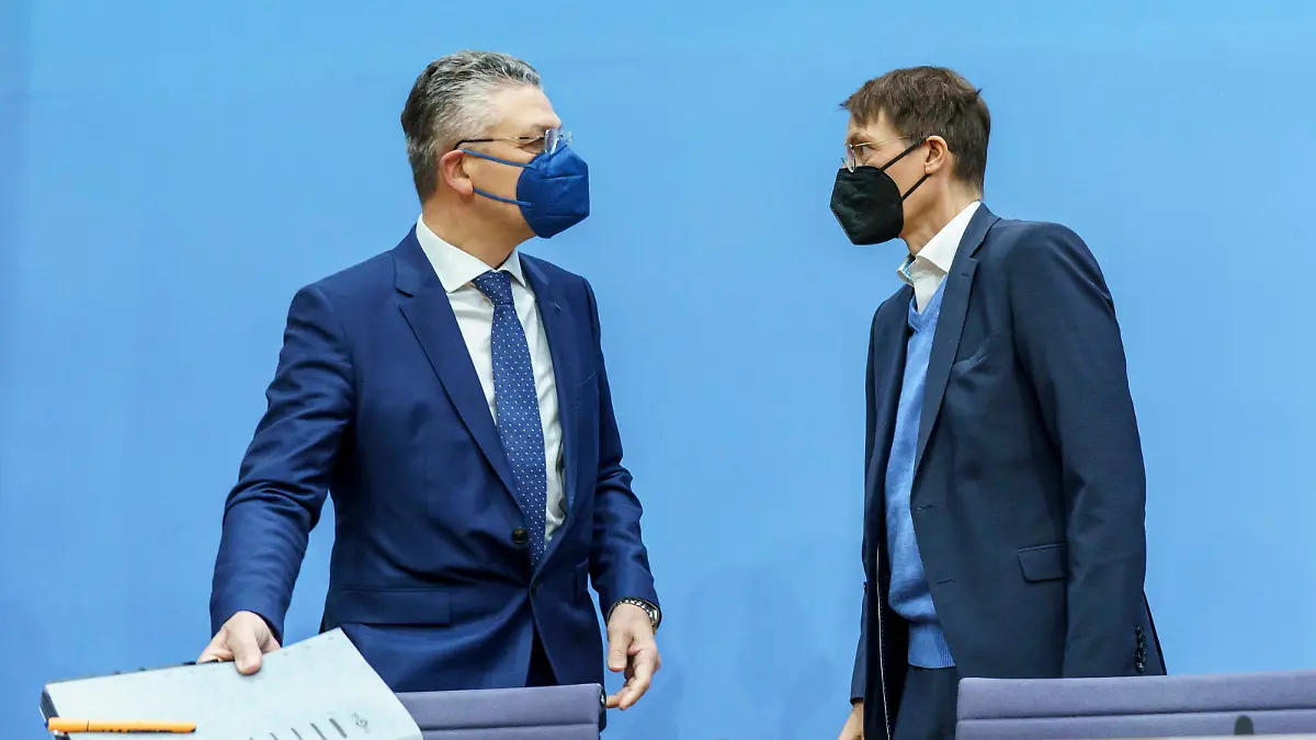 News Bilder des Tages Bundespressekonferenz in Berlin - Aktuelle Corona-Lage und -Maßnahmen - Prof. Dr. Karl Lauterbach, Bundesminister für Gesundheit mit Prof. Dr. Lothar H. Wieler, Präsident Robert Koch-Institut RKI -Bundespressekonferenz in Berlin - Aktuelle Corona-Lage und -Maßnahmen - Prof. Dr. Karl Lauterbach, Bundesminister für Gesundheit mit Prof. Dr. Lothar H. Wieler, Präsident Robert Koch-Institut RKI -, Berlin Berlin Deutschland Haus der Bundespressekonferenz
