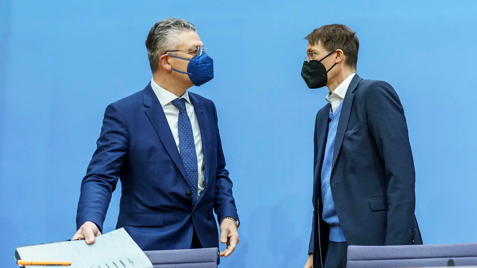 News Bilder des Tages Bundespressekonferenz in Berlin - Aktuelle Corona-Lage und -Maßnahmen - Prof. Dr. Karl Lauterbach, Bundesminister für Gesundheit mit Prof. Dr. Lothar H. Wieler, Präsident Robert Koch-Institut RKI -Bundespressekonferenz in Berlin - Aktuelle Corona-Lage und -Maßnahmen - Prof. Dr. Karl Lauterbach, Bundesminister für Gesundheit mit Prof. Dr. Lothar H. Wieler, Präsident Robert Koch-Institut RKI -, Berlin Berlin Deutschland Haus der Bundespressekonferenz