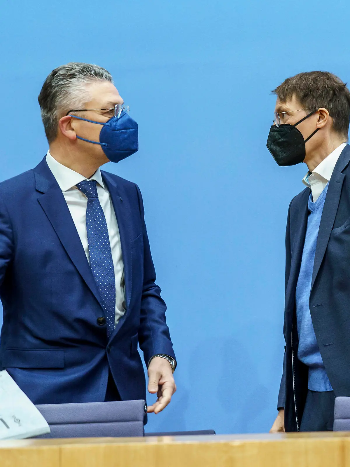 News Bilder des Tages Bundespressekonferenz in Berlin - Aktuelle Corona-Lage und -Maßnahmen - Prof. Dr. Karl Lauterbach, Bundesminister für Gesundheit mit Prof. Dr. Lothar H. Wieler, Präsident Robert Koch-Institut RKI -Bundespressekonferenz in Berlin - Aktuelle Corona-Lage und -Maßnahmen - Prof. Dr. Karl Lauterbach, Bundesminister für Gesundheit mit Prof. Dr. Lothar H. Wieler, Präsident Robert Koch-Institut RKI -, Berlin Berlin Deutschland Haus der Bundespressekonferenz