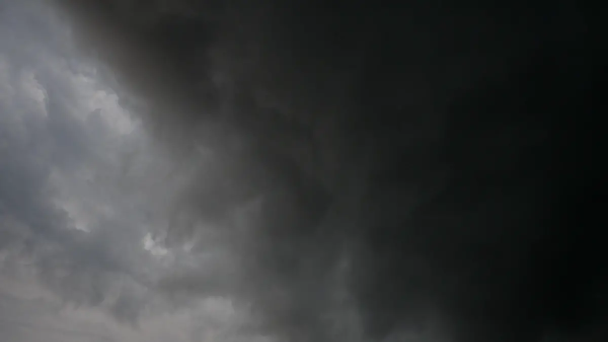 Das Unwetter kommt. Starke Gewitter und Hagelwolken ziehen über dem Chiemgau in Bayern auf und kündigen den kommenden Temperatursturz an. Siegsdorf Bayern Deutschland *** The storm is coming Strong thunderstorms and hail clouds move over the Chiemgau in Bavaria and announce the coming drop in temperature Siegsdorf Bavaria Germany Copyright: xRolfxPossx