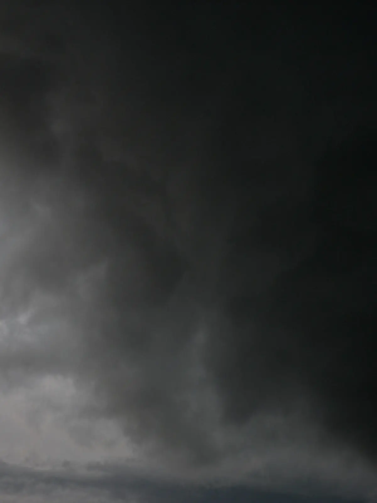 Das Unwetter kommt. Starke Gewitter und Hagelwolken ziehen über dem Chiemgau in Bayern auf und kündigen den kommenden Temperatursturz an. Siegsdorf Bayern Deutschland *** The storm is coming Strong thunderstorms and hail clouds move over the Chiemgau in Bavaria and announce the coming drop in temperature Siegsdorf Bavaria Germany Copyright: xRolfxPossx 