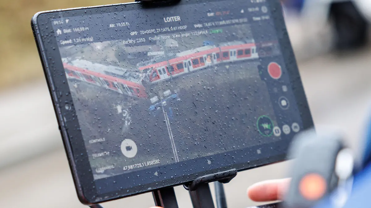 15.02.2022, Bayern, Schäftlarn: Das Live-Bild einer Drohne vom Technischen Hilfswerk THW zeigt zwei aufeinander geprallte S-Bahnen an der Unfallstelle in der Nähe des Bahnhofes Ebenhausen-Schäftlarn. Bei dem Frontalzusammenstoß zweier S-Bahnen im Landkreis München sind am Montag (14.02.2022) ein Mensch getötet und 18 verletzt worden. Foto: Matthias Balk/dpa +++ dpa-Bildfunk +++