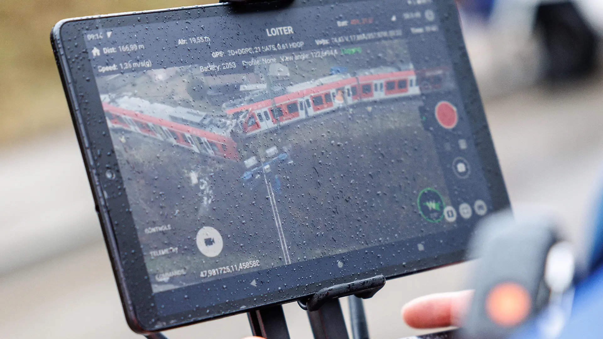 15.02.2022, Bayern, Schäftlarn: Das Live-Bild einer Drohne vom Technischen Hilfswerk THW zeigt zwei aufeinander geprallte S-Bahnen an der Unfallstelle in der Nähe des Bahnhofes Ebenhausen-Schäftlarn. Bei dem Frontalzusammenstoß zweier S-Bahnen im Landkreis München sind am Montag (14.02.2022) ein Mensch getötet und 18 verletzt worden. Foto: Matthias Balk/dpa +++ dpa-Bildfunk +++