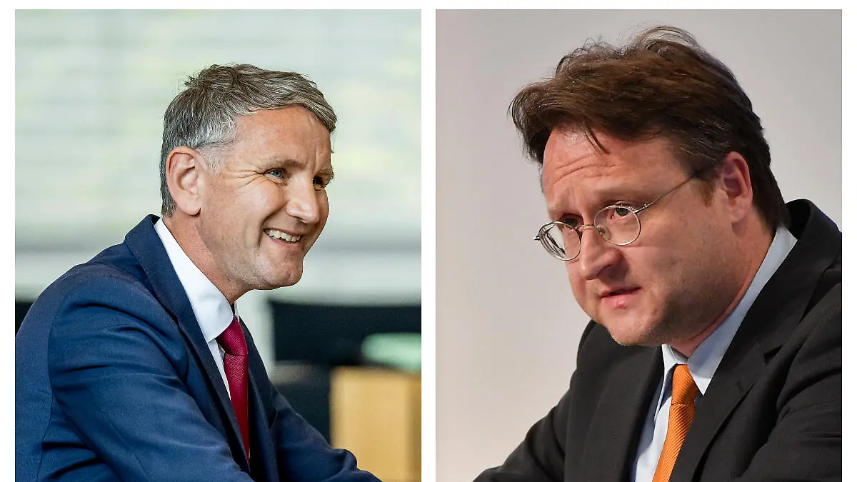 Der Chef der AfD Thüringen, Björn Höcke (links) freut sich über das Wahlergebnis seines Parteikollegen Robert Sesselmann (AfD, rechts).