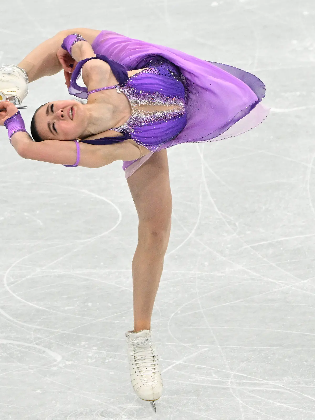 15.02.2022, China, Peking: Olympia, Eiskunstlauf, Damen, Kurzprogramm im Hauptstadt-Hallenstadion. Kamila Walijewa vom Russischen Olympischen Komitee in Aktion. Foto: Peter Kneffel/dpa +++ dpa-Bildfunk +++