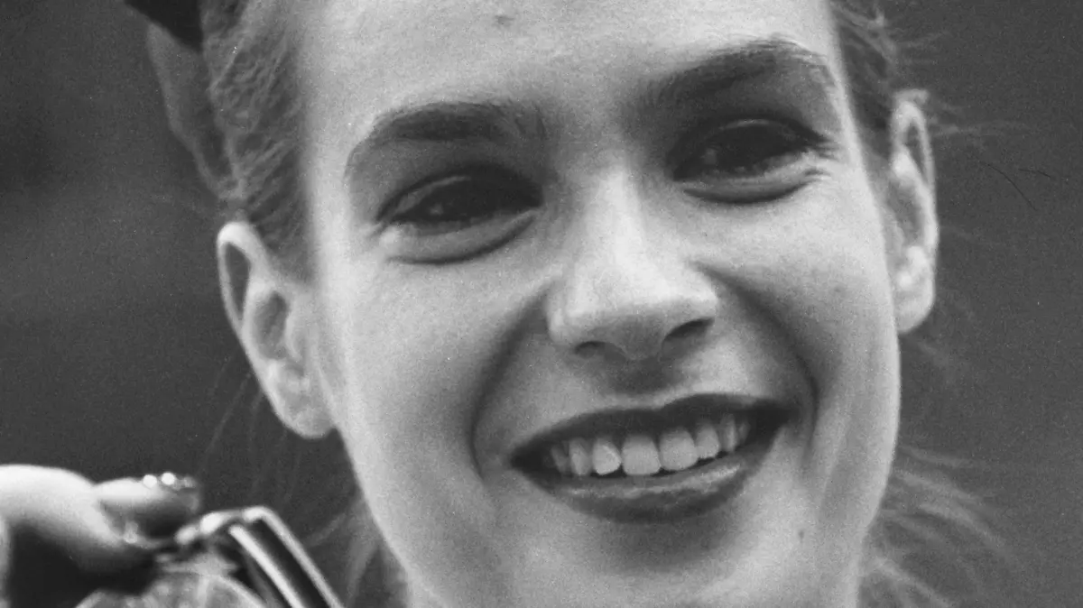 Stolz präsentiert Katarina Witt (DDR) nach ihrem Sieg im Eiskunstlauf am 26.03.1988 bei den Weltmeisterschaften in Budapest die soeben errungene Goldmedaille.