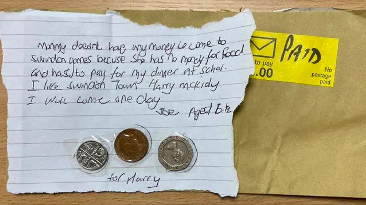 Der Brief samt Geld des kleinen Jungen liegt auf einem Briefumschlag.