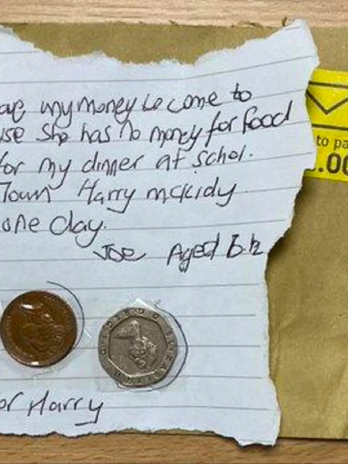 Der Brief samt Geld des kleinen Jungen liegt auf einem Briefumschlag.