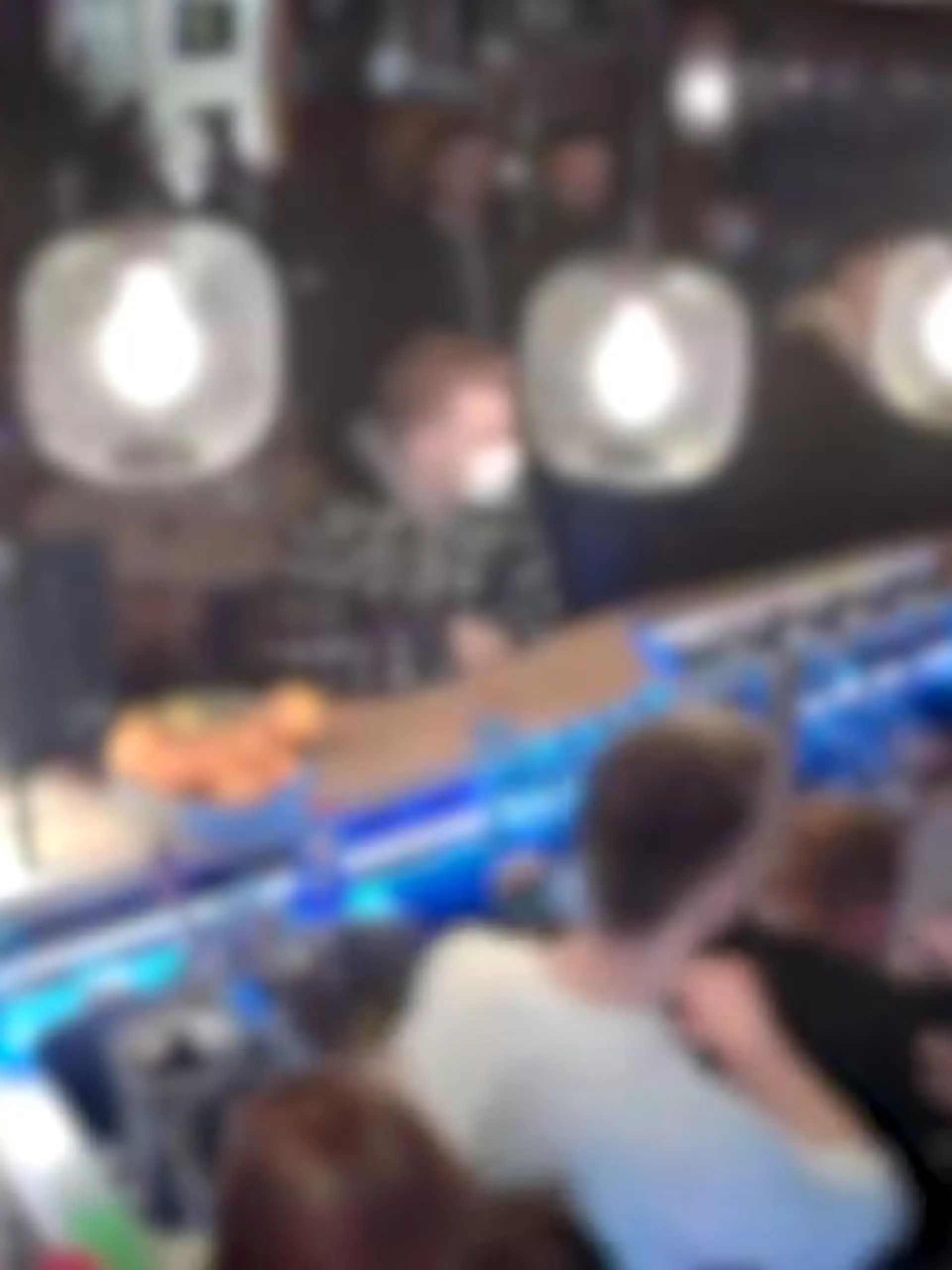 Die Überwachungsaufnahmen im Video! Jan Mittmann wollte in seiner Kneipe in Brilon bei Meschede, nur die aktuellen Regeln der Coronaschutzverordnung umsetzen. Das führte zu einer schlimmen Schlägerei. Eine Mitarbeiterin brach zusammen und einem Gast wurde das Bein gebrochen. Der Wirt fühlt sich nicht mehr sicher – die krassen Szene sehen Sie im Video.