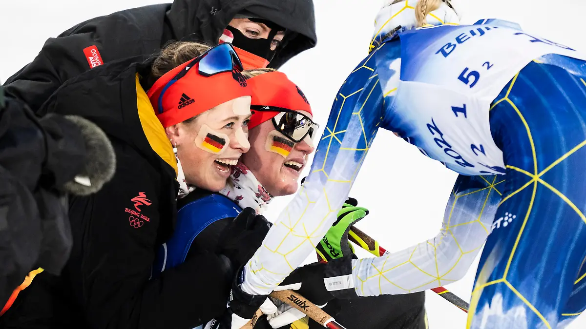 220216 Katharina Hennig, Katherine Sauerbrey of Germany and Jonna Sundling of Sweden celebrate after competing in women s cross-country skiing team sprint final during day 12 of the 2022 Winter Olympics on February 16, 2022 in Zhangjiakou. Photo: Joel Marklund / BILDBYRAN / kod JM / JM0288 bbeng skidor cross-country skiing langrenn Olympic Games, Olympische Spiele, Olympia, OS olympics winter olympics os ol olympiska spel vinter-os olympiske leker peking peking 2022 beijing 2022 beijing 2022 olympic games beijing 2022 winter olympic games peking-os beijing-ol vinter-ol dam sprint lagsprint jubel *** 220216 Katharina Hennig, Katherine Sauerbrey of Germany and Jonna Sundling of Sweden celebrate after competing in women s cross country skiing team sprint final during day 12 of the 2022 Winter Olympics on February 16, 2022 in Zhangjiakou Photo Joel Marklund BILDBYRAN kod JM JM0288 bbeng skidor cross country skiing cross country olympic games olympics winter olympics os ol olympics winter o olympics peking peking Beijing 2022 beijing 2022 beijing 2022 olympic games beijing 2022 winter olympic games peking os beijing ol winter ol dam sprint team sprint cheer, PUBLICATIONxNOTxINxSWExNORxAUT Copyright: JOELxMARKLUND BB220216JM126