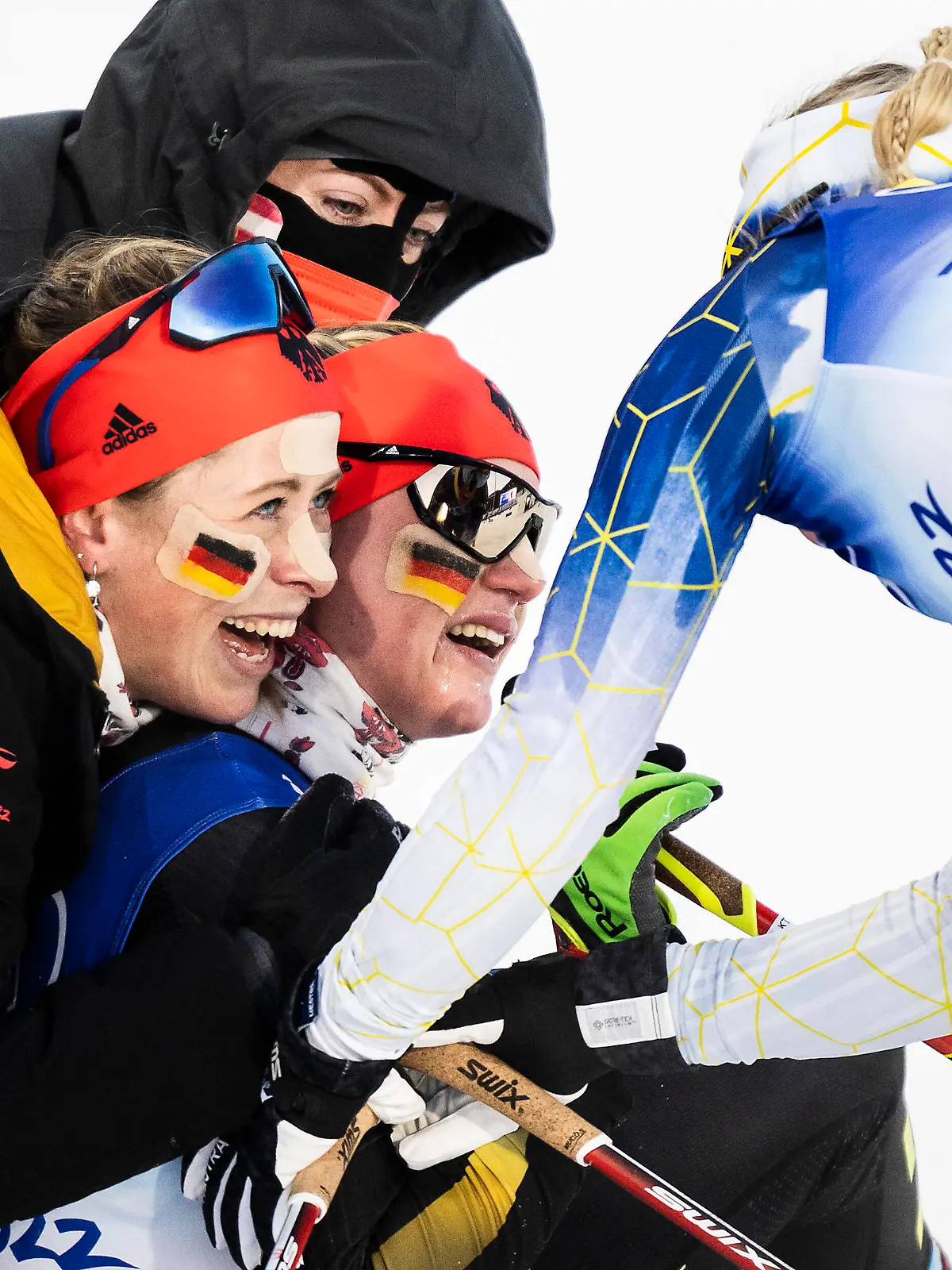  220216 Katharina Hennig, Katherine Sauerbrey of Germany and Jonna Sundling of Sweden celebrate after competing in women s cross-country skiing team sprint final during day 12 of the 2022 Winter Olympics on February 16, 2022 in Zhangjiakou. Photo: Joel Marklund / BILDBYRAN / kod JM / JM0288 bbeng skidor cross-country skiing langrenn Olympic Games, Olympische Spiele, Olympia, OS olympics winter olympics os ol olympiska spel vinter-os olympiske leker peking peking 2022 beijing 2022 beijing 2022 olympic games beijing 2022 winter olympic games peking-os beijing-ol vinter-ol dam sprint lagsprint jubel *** 220216 Katharina Hennig, Katherine Sauerbrey of Germany and Jonna Sundling of Sweden celebrate after competing in women s cross country skiing team sprint final during day 12 of the 2022 Winter Olympics on February 16, 2022 in Zhangjiakou Photo Joel Marklund BILDBYRAN kod JM JM0288 bbeng skidor cross country skiing cross country olympic games olympics winter olympics os ol olympics winter o olympics peking peking Beijing 2022 beijing 2022 beijing 2022 olympic games beijing 2022 winter olympic games peking os beijing ol winter ol dam sprint team sprint cheer, PUBLICATIONxNOTxINxSWExNORxAUT Copyright: JOELxMARKLUND BB220216JM126 