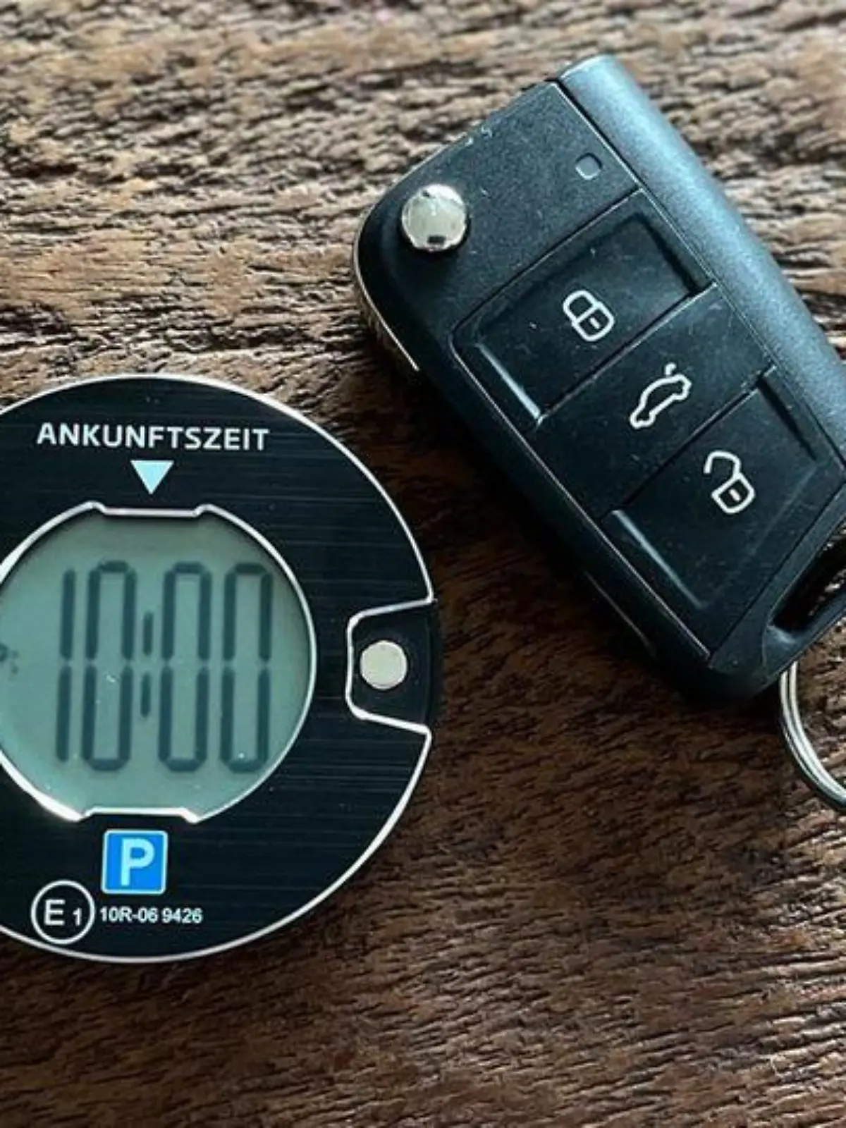 Digitaler Park-Puck neben einem Autoschlüssel