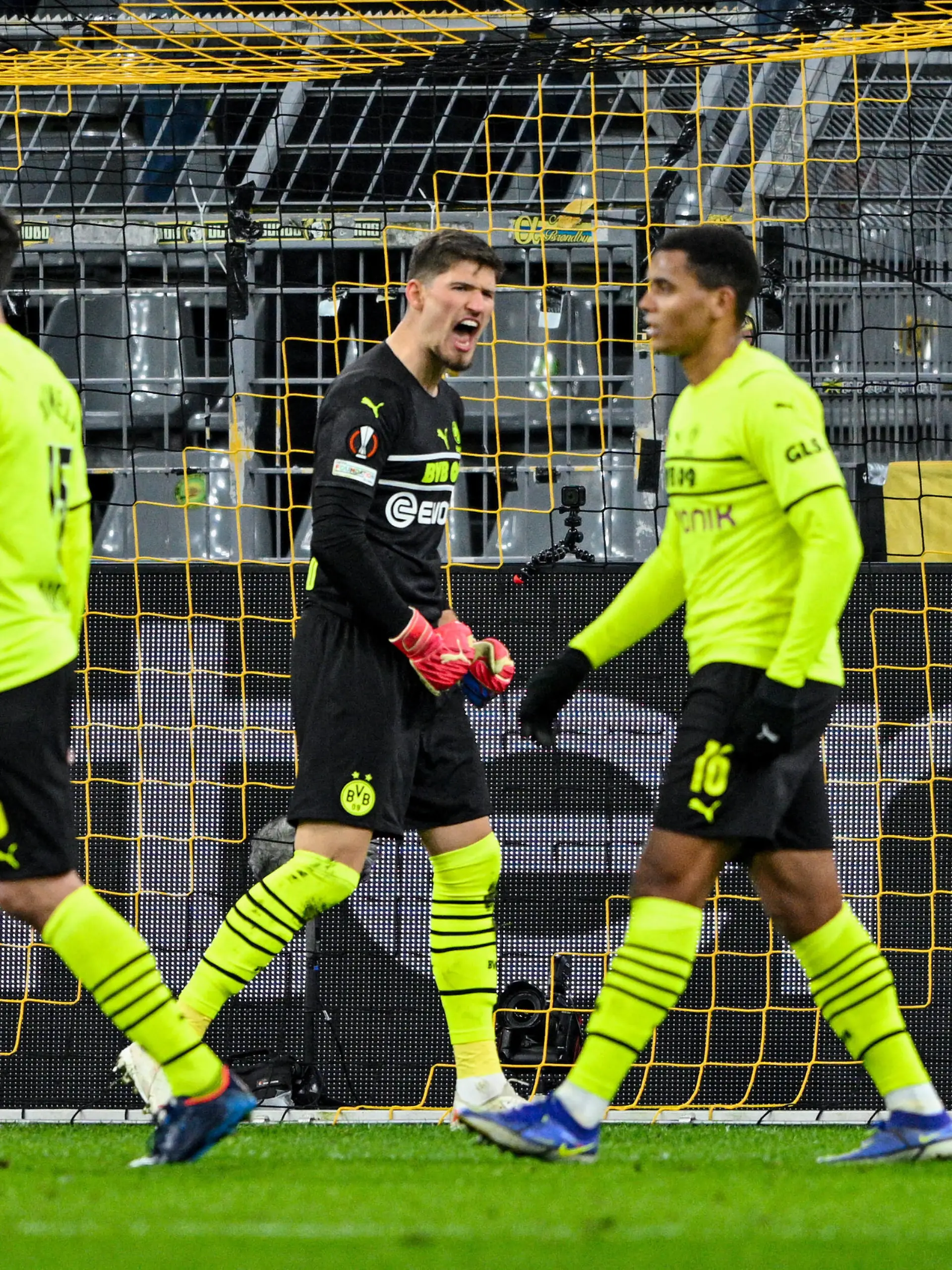  Europa League, Play-Off: Borussia Dortmund - Glasgow Rangers 17.02.2022 im Signal-Iduna-Park in Dortmund. Enttäuschung, Mimik, Dortmund s Gregor Kobel Dortmund s Mats Hummels Dortmund s Manuel Akanji Dortmund s Dan-Axel Zagadou Copyright: xDavidxInderliedx