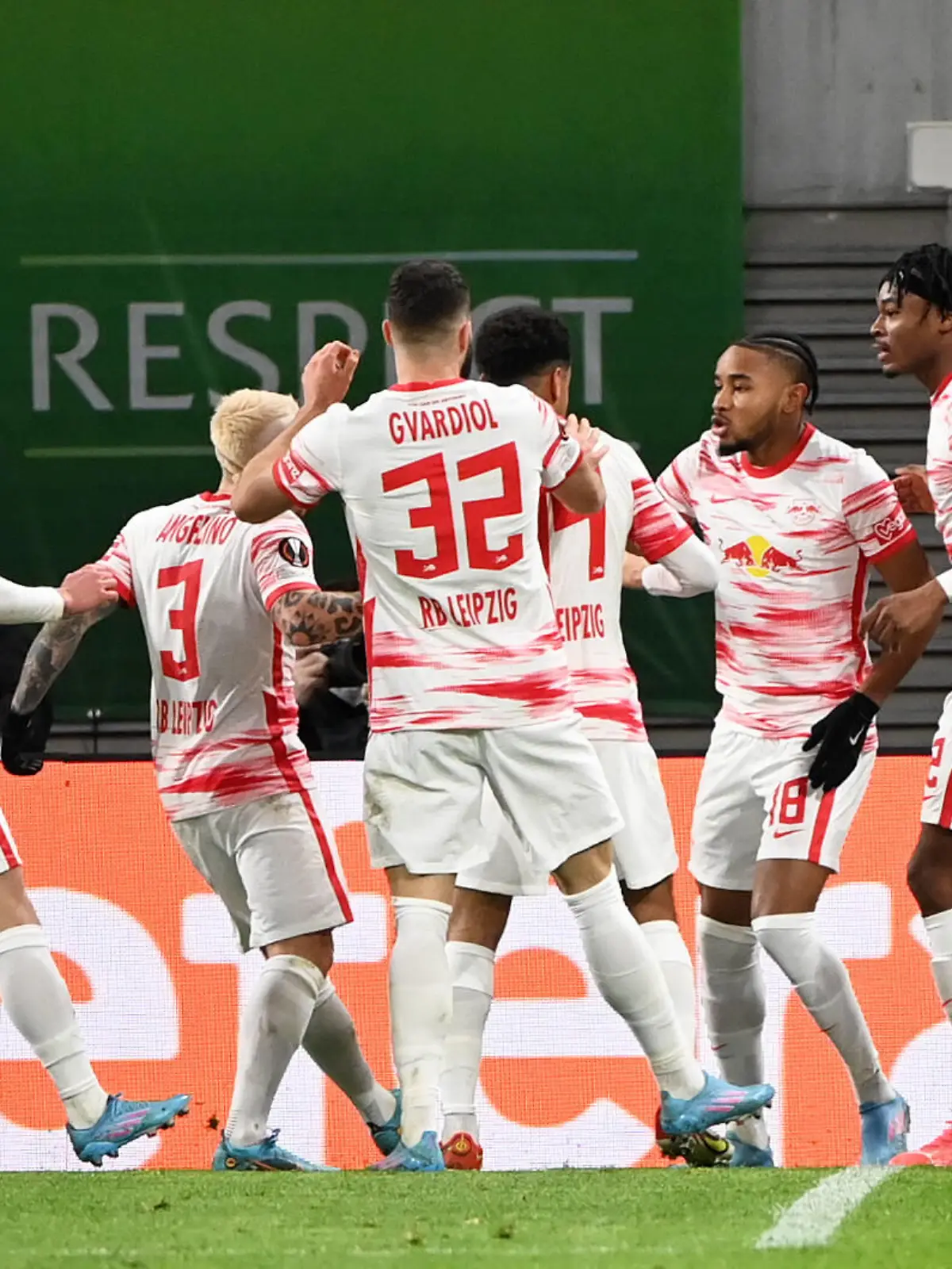  Fussball, Herren, Saison 2021/2022, Europa League Play-offs, zum Erreichen des Achtelfinals, Hinspiel, RB Leipzig - Real Sociedad San Sebastian, v. l. Dani Olmo RB Leipzig, Angelino RB Leipzig, Josko Gvardiol RB Leipzig, Tyler Adams RB Leipzig, Christopher Nkunku RB Leipzig, Mohamed Simakan RB Leipzig, Jubel nach Tor zum 1:1, 17.02. 2022, *** Football, men, 2021 2022 season, Europa League play offs, to reach the round of 16, first leg , RB Leipzig Real Sociedad San Sebastian, f l Dani Olmo RB Leipzig , Angelino RB Leipzig , Josko Gvardiol RB Leipzig , Tyler Adams RB Leipzig , Christopher Nkunku RB Leipzig , Mohamed Simakan RB Leipzig , cheering after goal to 1 1, 17 02 2022, Copyright: xMatthiasxKochx