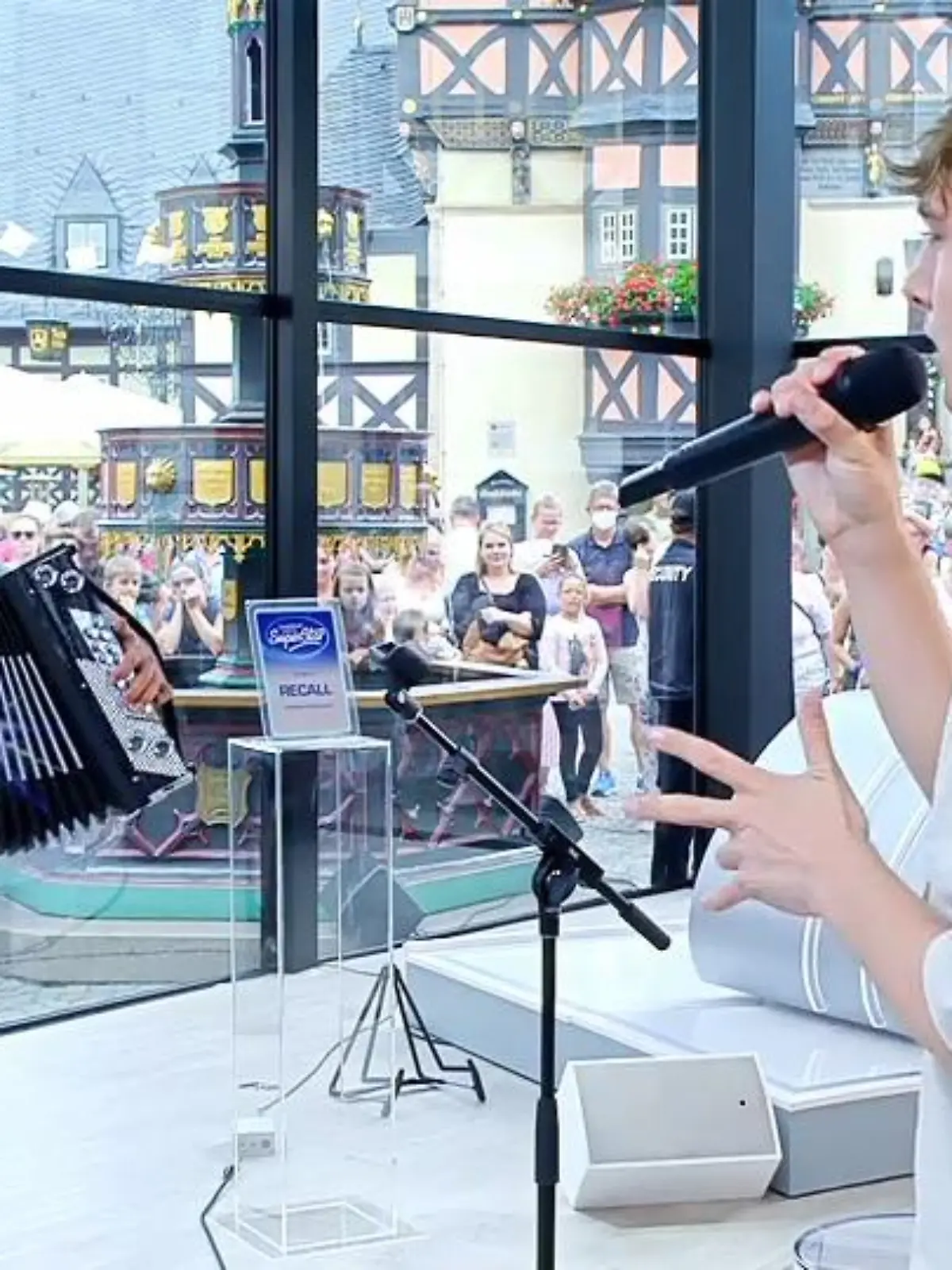 DSDS-Kandidat Tim Heister ist ein echter Träumer und lebt nach eigener Aussage am liebsten in den Tag hinein. Er studiert so ein wenig vor sich hin und taucht ansonsten mittels Musik in seine eigene Welt hinein. Trotz aller Dümpelei, die Sache mit der Musik will er jetzt mit ganzem Herzen angehen und er schreibt sogar schon eigene Melodien und Texte. Doch dann braucht er bei seiner Performance die Hilfe der Jury, die sich als Begleitkapelle zur Verfügung stellt.