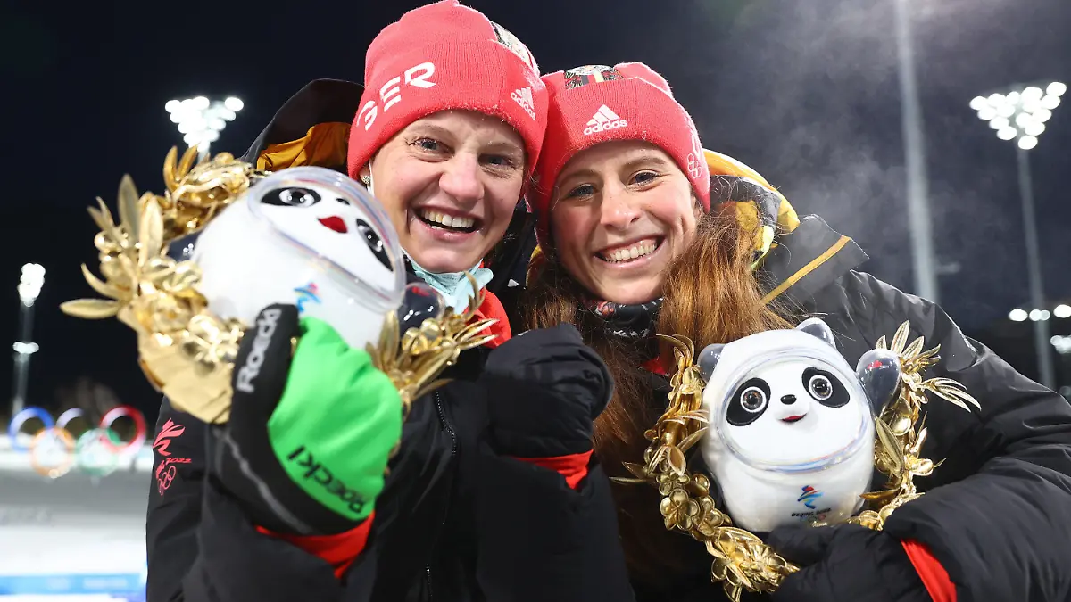 16.02.2022, China, Zhangjiakou: Olympia, Team-Sprint klassisch, Damen, Rennen, im Nationalen Skilanglaufzentrum, Victoria Carl (l) und Katharina Henning aus Deutschland feiern nach dem Rennen. Foto: Daniel Karmann/dpa +++ dpa-Bildfunk +++