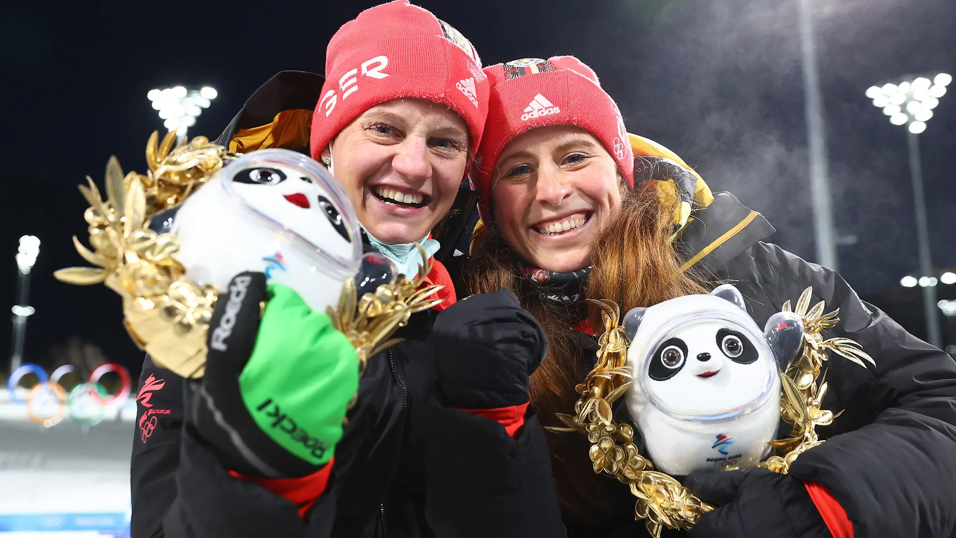 16.02.2022, China, Zhangjiakou: Olympia, Team-Sprint klassisch, Damen, Rennen, im Nationalen Skilanglaufzentrum, Victoria Carl (l) und Katharina Henning aus Deutschland feiern nach dem Rennen. Foto: Daniel Karmann/dpa +++ dpa-Bildfunk +++