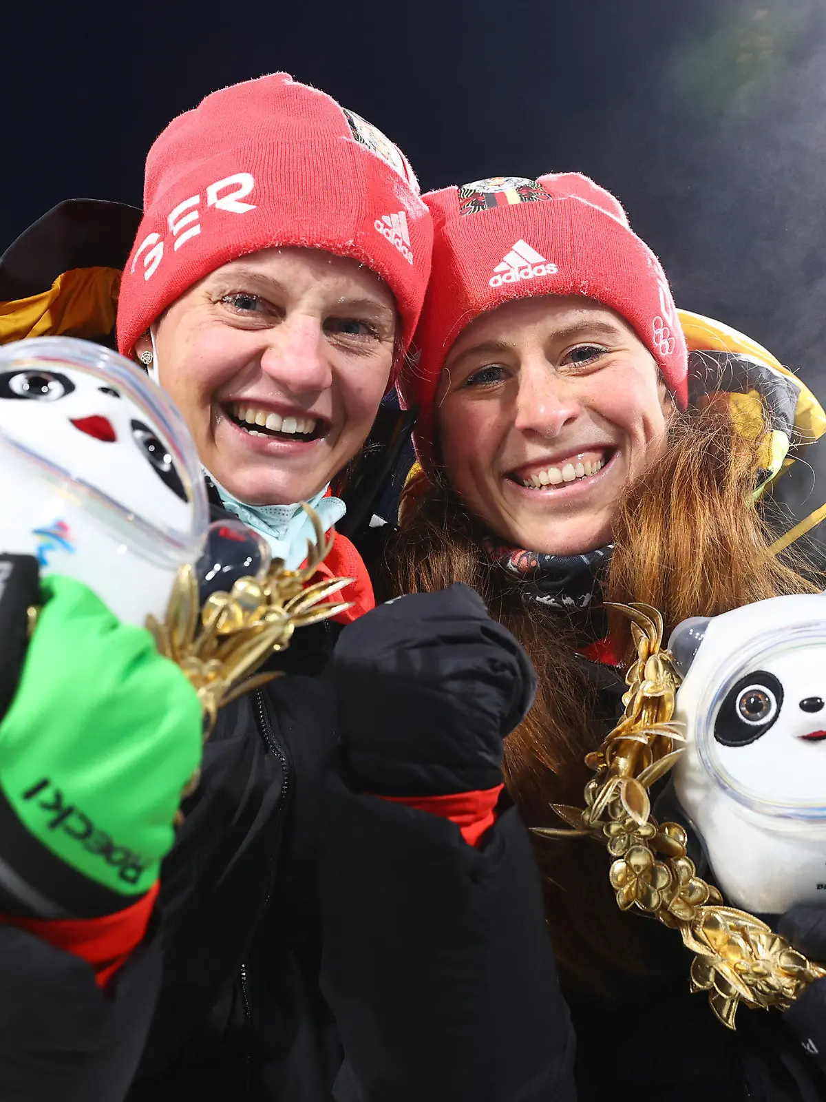 16.02.2022, China, Zhangjiakou: Olympia, Team-Sprint klassisch, Damen, Rennen, im Nationalen Skilanglaufzentrum, Victoria Carl (l) und Katharina Henning aus Deutschland feiern nach dem Rennen. Foto: Daniel Karmann/dpa +++ dpa-Bildfunk +++