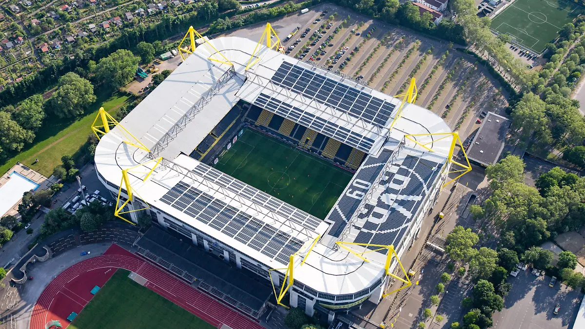 Fußball: Bundesliga, Borussia Dortmund - Bayern München, 28. Spieltag im Signal Iduna Park. Fußballer beider Mannschaften bestreiten die Partie vor leeren Zuschauerrängen. (Aufnahme aus einem Gyrokopter)