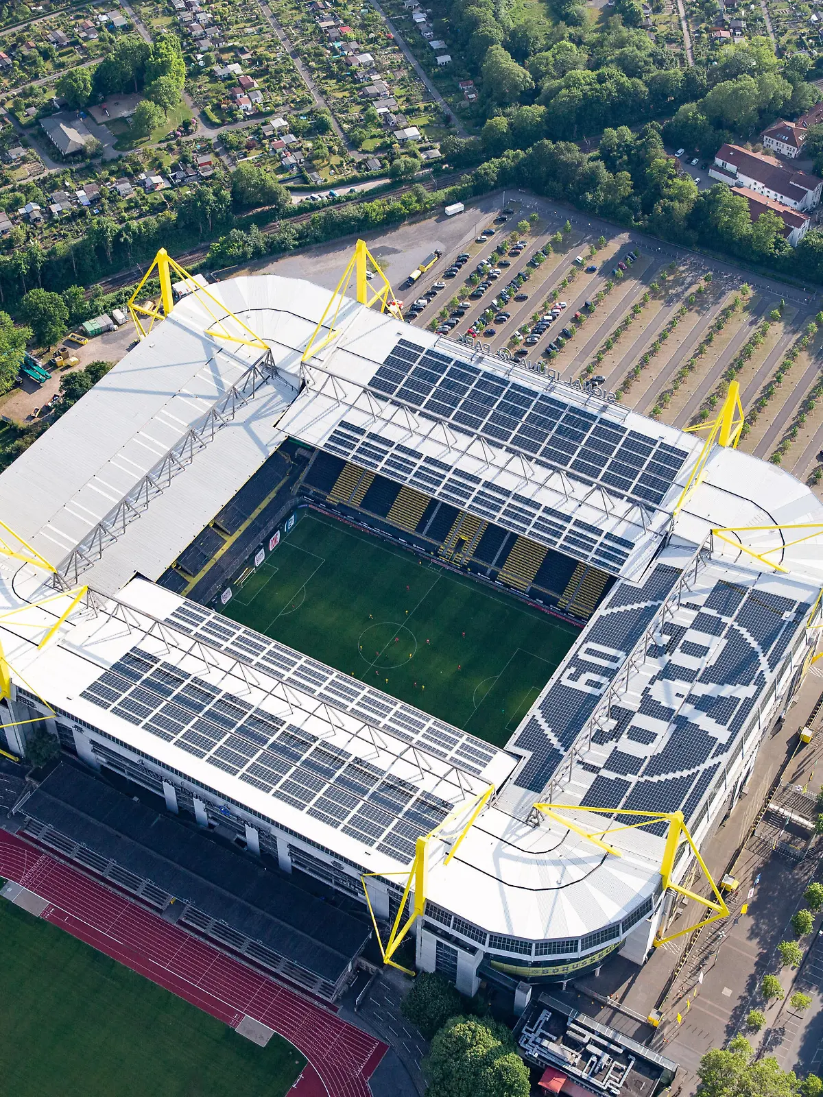 Fußball: Bundesliga, Borussia Dortmund - Bayern München, 28. Spieltag im Signal Iduna Park. Fußballer beider Mannschaften bestreiten die Partie vor leeren Zuschauerrängen. (Aufnahme aus einem Gyrokopter)