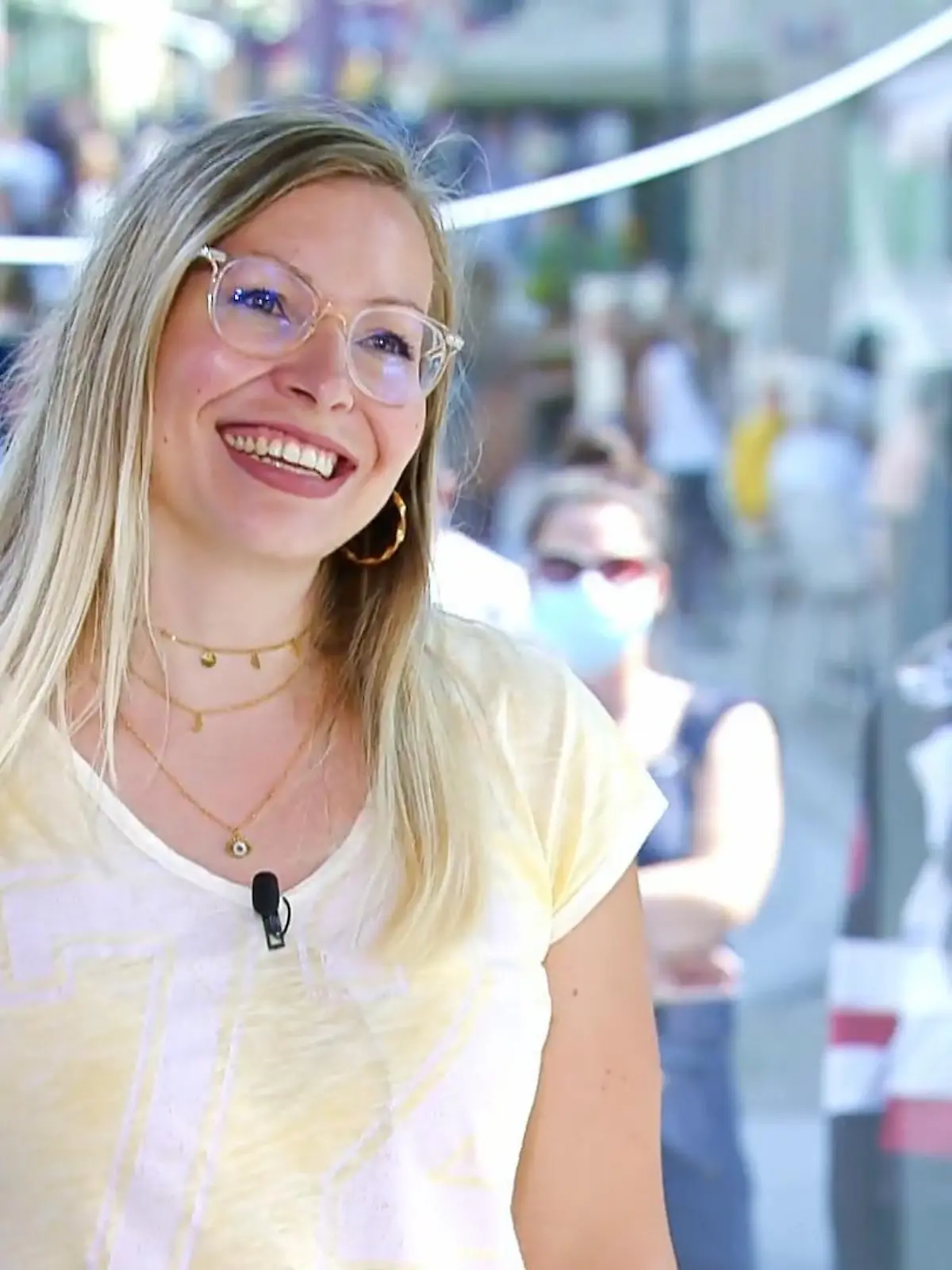 Sie führt ein Bilderbuch-Leben: Jennifer ist verheiratet, ist Mutter zweier Kinder und arbeitet bei der Stadt Leipzig als Buchhalterin. So weit, so normal. Doch dann überrascht sie die DSDS-Jury mit einem eigenen Rap, den wir im Video in voller Länge zeigen.