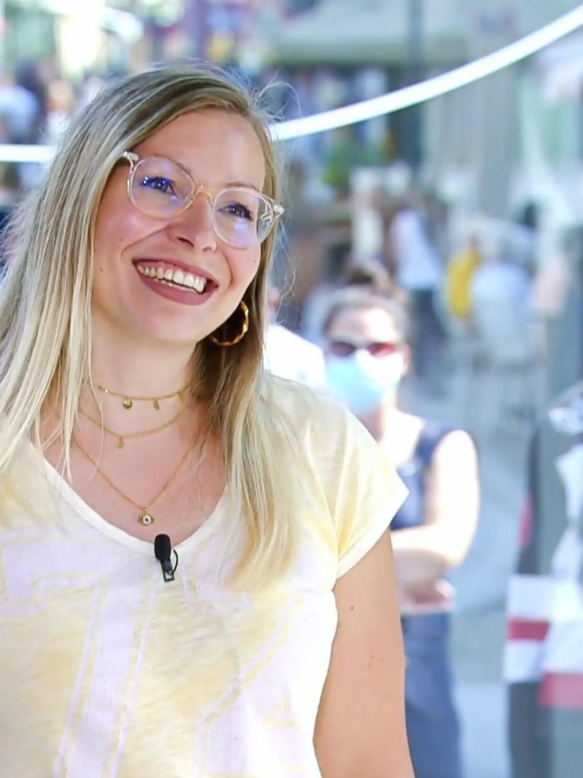 Sie führt ein Bilderbuch-Leben: Jennifer ist verheiratet, ist Mutter zweier Kinder und arbeitet bei der Stadt Leipzig als Buchhalterin. So weit, so normal. Doch dann überrascht sie die DSDS-Jury mit einem eigenen Rap, den wir im Video in voller Länge zeigen.