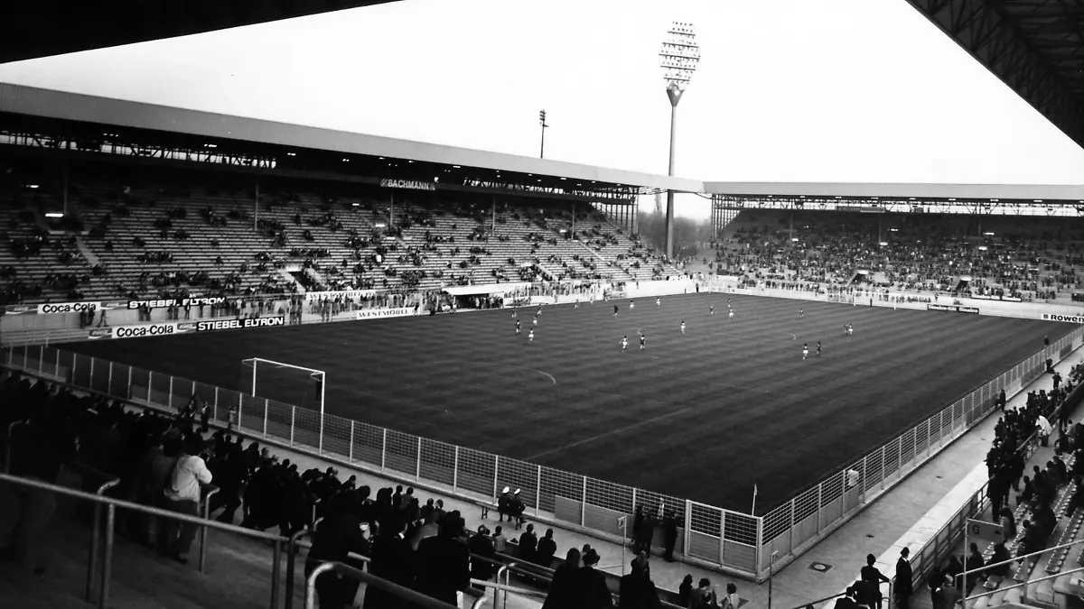 Das Bild zeigt das Westfalenstadion in Dortmund am 8. April 1974 bei einem Spiel von Borussia Dortmund in der Regionalliga-West Saison 1973/1974. [dpabilderarchiv]