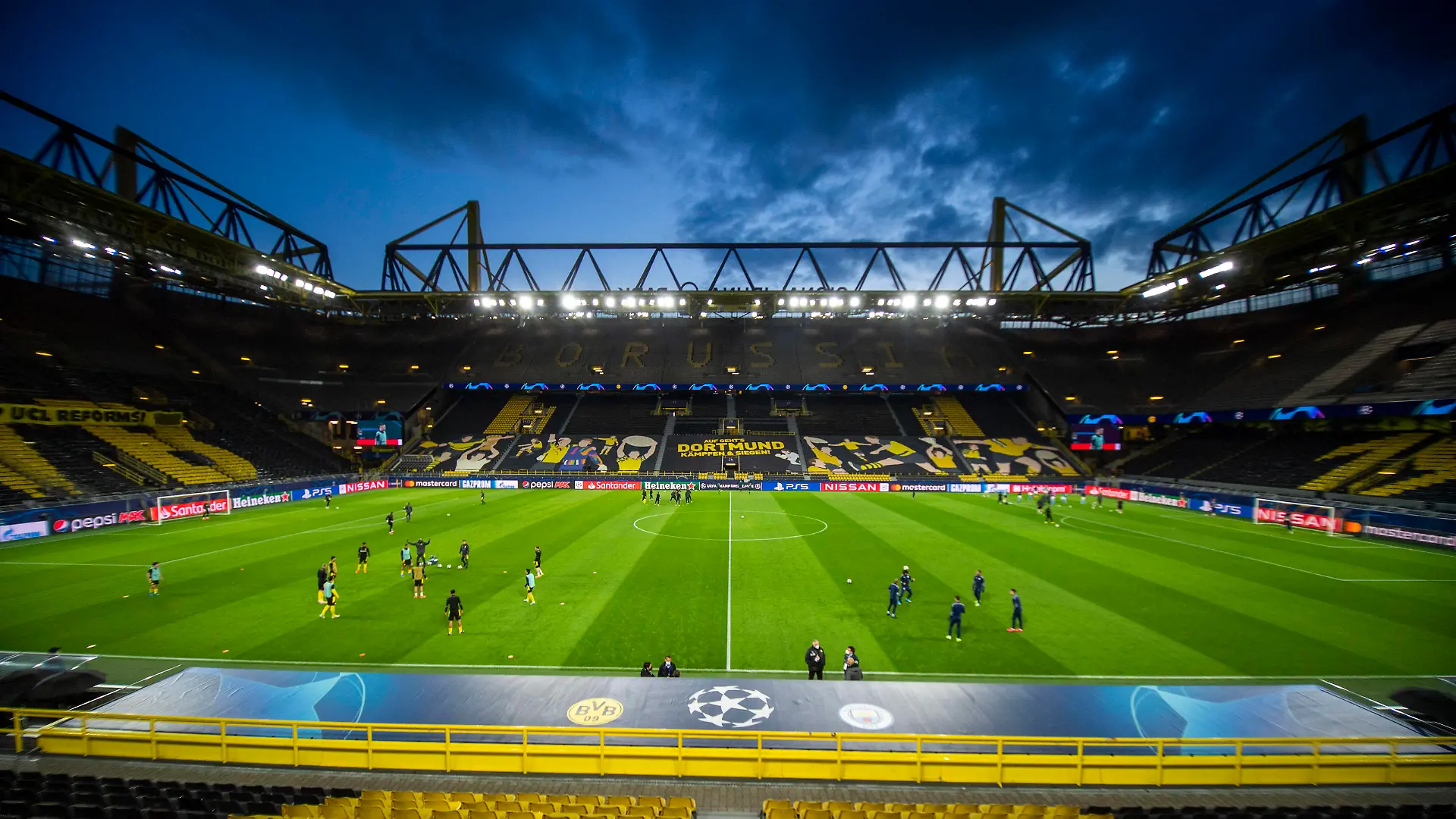  Fußball: Fußball: Champions League, Rückspiel im Viertelfinale, Borussia Dortmund - Manchester City am 14.04.2021 im Signal-Iduna-Park in Dortmund. Die Spieler wärmen sich vor dem Spiel auf. UEFA REGULATIONS PROHIBIT ANY USE OF PHOTOGRAPHS AS IMAGE SEQUENCES AND/OR QUASI-VIDEO. *** Football Champions League, second leg quarter-final, Borussia Dortmund Manchester City on 14 04 2021 at Signal Iduna Park in Dortmund Players warm up before the match UEFA REGULATES PROHIBIT ANY USE OF PHOTOGRAPHS AS IMAGE SEQUENCES AND OR QUASI VIDEO Copyright: xChristopherxNeundorf/Kirchner-Mediax