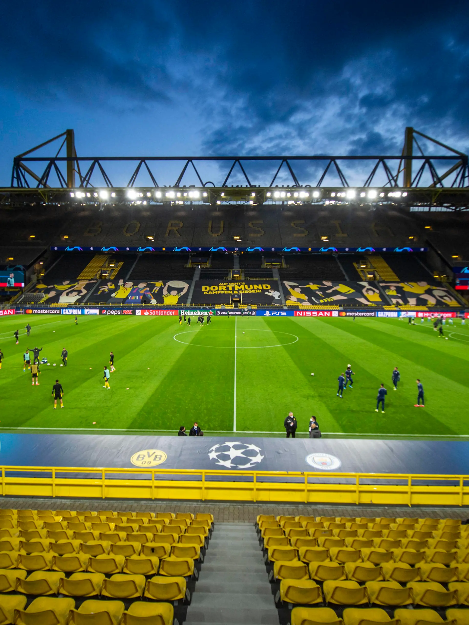 Fußball: Fußball: Champions League, Rückspiel im Viertelfinale, Borussia Dortmund - Manchester City am 14.04.2021 im Signal-Iduna-Park in Dortmund. Die Spieler wärmen sich vor dem Spiel auf. UEFA REGULATIONS PROHIBIT ANY USE OF PHOTOGRAPHS AS IMAGE SEQUENCES AND/OR QUASI-VIDEO. *** Football Champions League, second leg quarter-final, Borussia Dortmund Manchester City on 14 04 2021 at Signal Iduna Park in Dortmund Players warm up before the match UEFA REGULATES PROHIBIT ANY USE OF PHOTOGRAPHS AS IMAGE SEQUENCES AND OR QUASI VIDEO Copyright: xChristopherxNeundorf/Kirchner-Mediax
